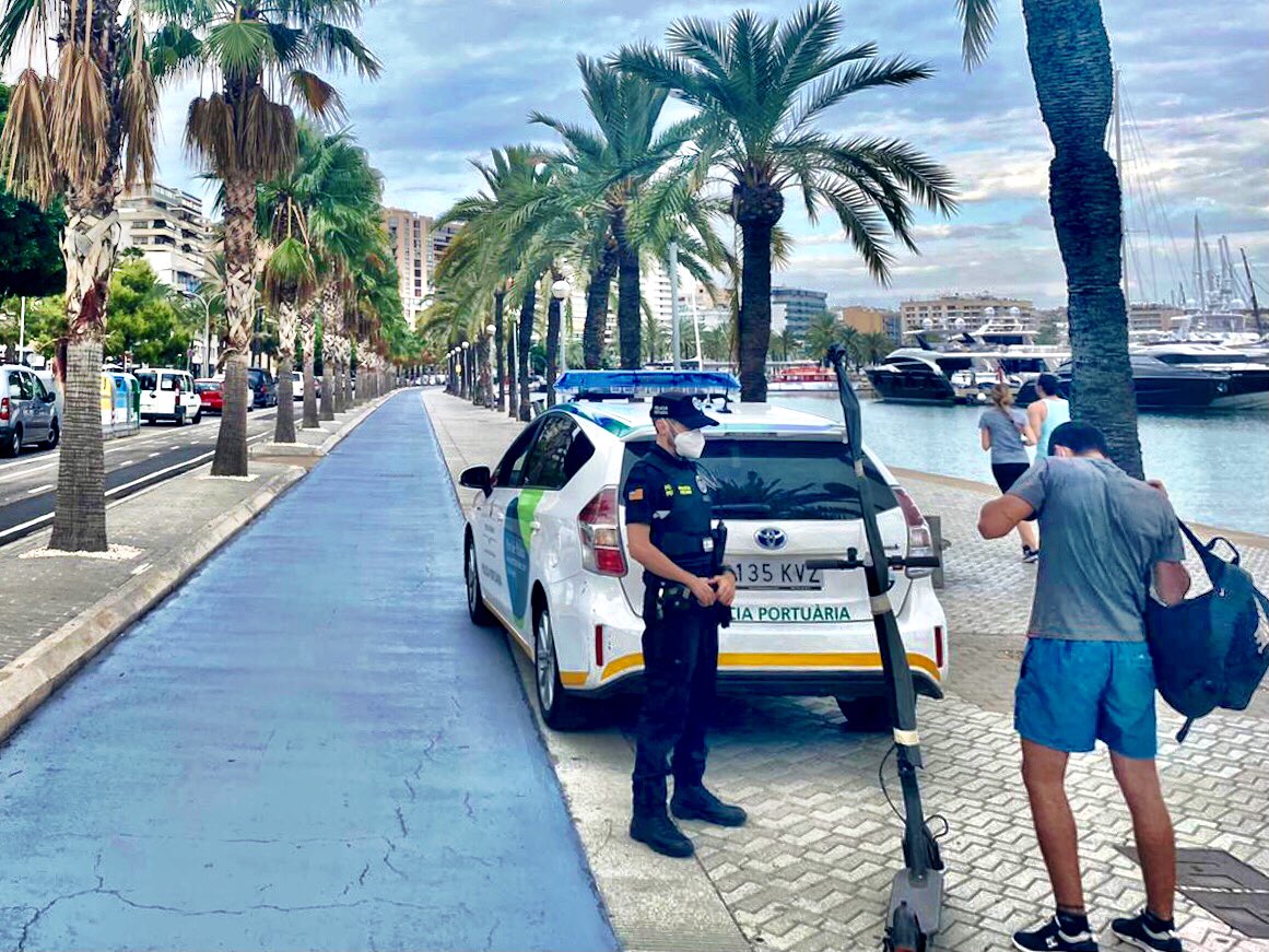 PoliciAPB_SPPLB's tweet photo. Autoridad Portuaria @PortsdeBalears ha suprimido 🚫 y repintado el carril bici sobre la acera del Paseo Marítimo de #Palma destinando su totalidad para peatones 🚶‍♂️🚶. 

#PolicíaPortuaria 👮‍♂️ informa a 🚲 y 🛴de la obligatoriedad de usar el nuevo carril. https://t.co/Iik3SzG6Jo