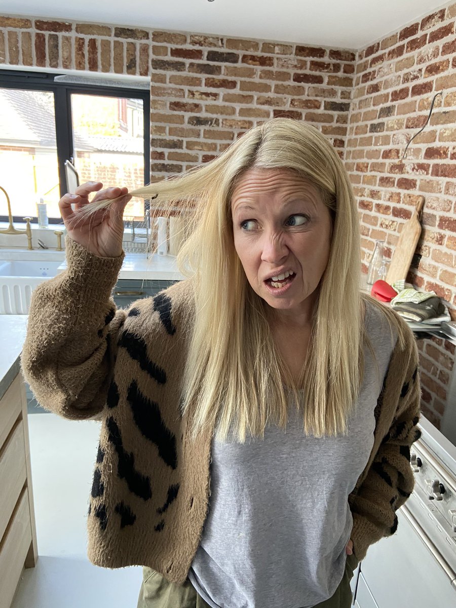 CazPerry's tweet image. Only my 2nd haircut of year, 10 mins later a bird shat on me! Come on 2020 stop dumping on us 😝