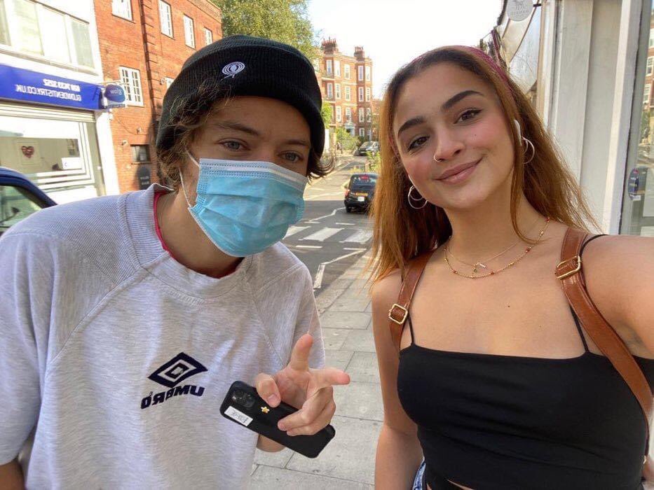 Se ve tan harry de 2012 😍🥺