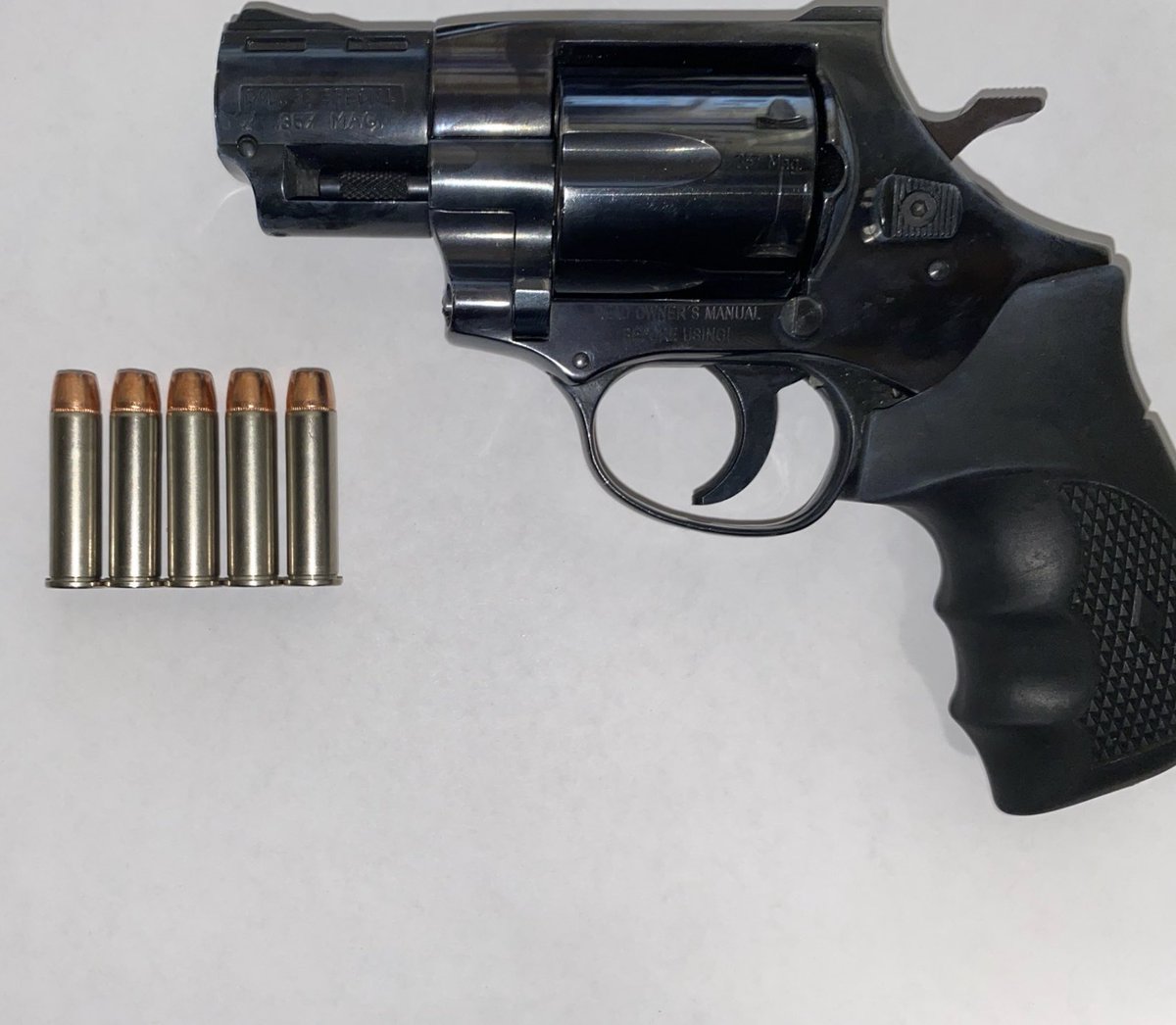 Not on our watch! Our Public Safety Officers make the Bronx a safer place to live & work! #WhileYouWereSleeping, they made an excellent arrest, safely recovering this illegally possessed, loaded firearm in @NYCHA Union Houses. #OneLessGun, courtesy of our cops, second to none. https://t.co/S30BvIUPyV