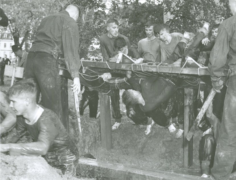 rmcmuseum's tweet photo. C'est le jour de la course à obstacles!  
Les cadets courent la course à obstacles dans le cadre du programme d'entraînement des recrues depuis 1876. La course est destinée à tester la force, le leadership et les capacités de travail en équipe des élèves officiers. https://t.co/CSK0tZ8hZh