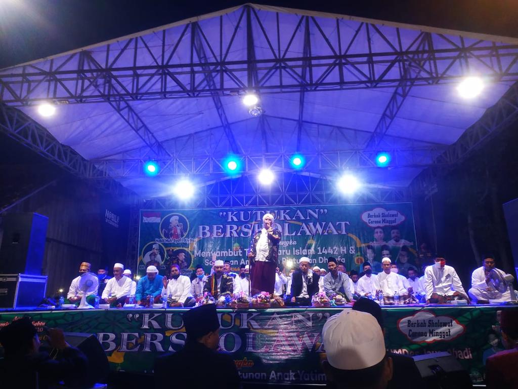 Giat PAM KUTUKAN BERSHOLAWAT bersama Habib Muh Syafi'i Alaydrus, KH Halim PP Al Muhammad cepu, KH. Kholidin Kampung Pitulikur Kradenan, dlm rangka menyambut tahun baru islam 1442 H, di beck up 35 personil Banser Randublatung dan Kradenan. 

#ansorblora #banserblora