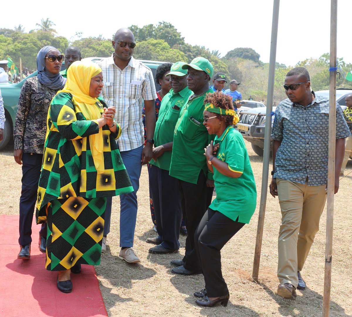 HabariSwitch's tweet photo. Mgombea mwenza kupitia Chama cha Mapinduzi Mama Samia Suluhu Hassan amefanya mkutano wa kampeni na kuhutubia Wanachama wa Chama cha Mapinduzi CCM na Wananchi wa Jimbo la Nyasa  katika Uwanja wa Taifa wa Kijiji cha Liuli Wilaya ya Nyasa Mkoani Ruvuma leo Septemba  17, 2020. https://t.co/WA9qZ9P6RB