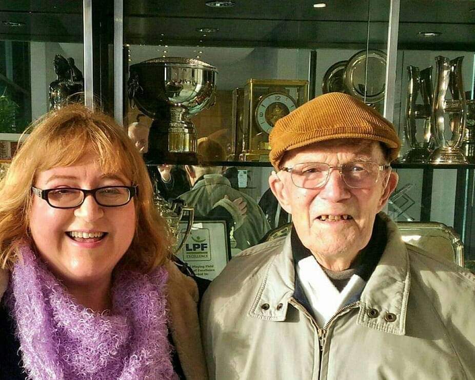 KATPOOH's tweet photo. Very sad news that Reg Harrison has died at the age of 97. The oldest surviving FA Cup winner and a Derby legend loved and respected throughout this city and beyond. It was my honour and privilege to meet Reg at Pride Park, rather fittingly in front of the Trophy Cabinet #RIPReg https://t.co/9UKSJjR8Jj