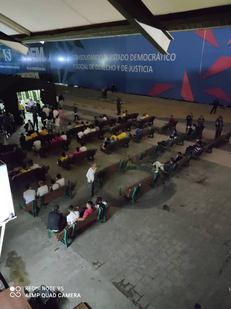 mppsp_dgcdp's tweet photo. Plan de Descongestionamiento dentro del Marco Plan Pasos de Libertad (Cayapa), Direccionado por @Blancoliceth Instruido por nuestro ente rector con las medidas correspondientes de Bioseguridad, continuamos trabajando sin descanso. #DDHH #DGCDP @irisvarela @mirelct @NicolasMaduro https://t.co/XW6BPJn6NJ