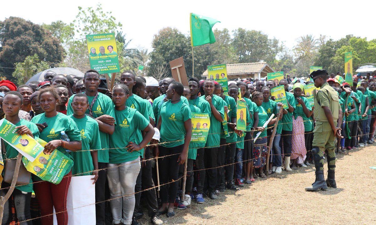 HabariSwitch's tweet photo. Mgombea mwenza kupitia Chama cha Mapinduzi Mama Samia Suluhu Hassan amefanya mkutano wa kampeni na kuhutubia Wanachama wa Chama cha Mapinduzi CCM na Wananchi wa Jimbo la Nyasa  katika Uwanja wa Taifa wa Kijiji cha Liuli Wilaya ya Nyasa Mkoani Ruvuma leo Septemba  18, 2020. https://t.co/W8g51AXRzK