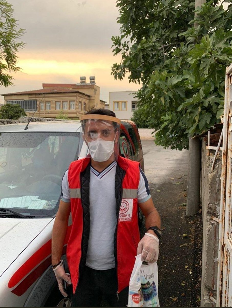 MerkezShm's tweet photo. Vefa Sosyal Destek Gruplarımız karantinadan dolayı ikametten ayrılamayan vatandaşlarımızın ilaçtan gıdaya tüm ihtiyaçlarını karşılamak için çalışmalarına aralıksız devam ediyor  #VSDG❤ 
@FHMCELIK @AhmetHulusiKAR3 @mehmetksa18 @fethiya58867961 https://t.co/DwV9X54jrQ