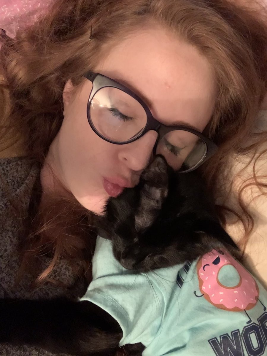 kweencthulhu's tweet photo. What’s better than a #redhead selfie? A selfie with this lil #snugglebutt https://t.co/3goQr2lJ4h