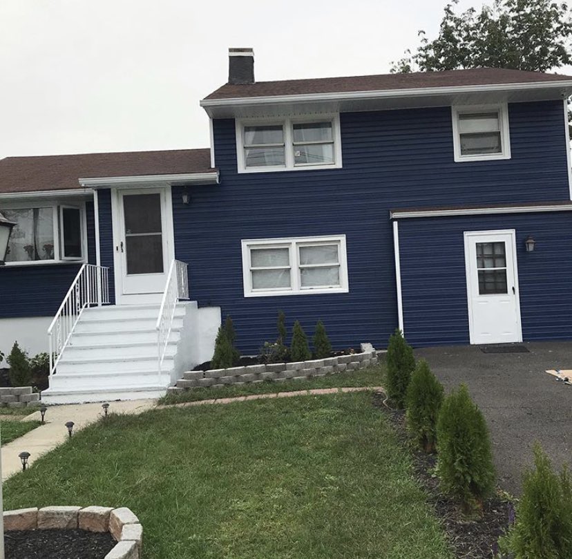 stingerbrush's tweet photo. What do you think of this #blue? 🤩
#Beautiful #transformation from Mils #HomeImprovement

#housepainter #bluehouse #exteriorinspo https://t.co/ObXUwWLXby
