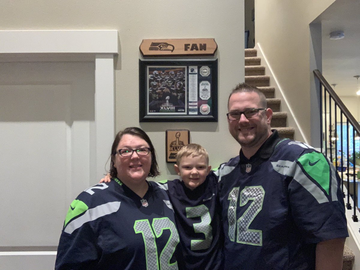 TheAndrewWight's tweet photo. @Q13FOX #BLUEFRIDAY @Seahawks #12man #SuperBowlLIV #suoerbowlXLVIIIChamps https://t.co/fb3wd8MviR