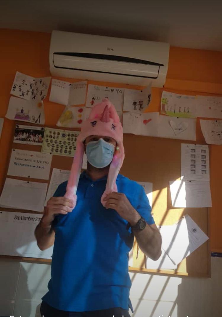 🦄 Si les promete a mis alumnos dar clase con un gorro de Unicornio... ¡Mr Sergio lo cumple!  👨‍🏫💪💪 🦄

#somoscolegiolaluna
#unicornio
#todoportenerloscontentos