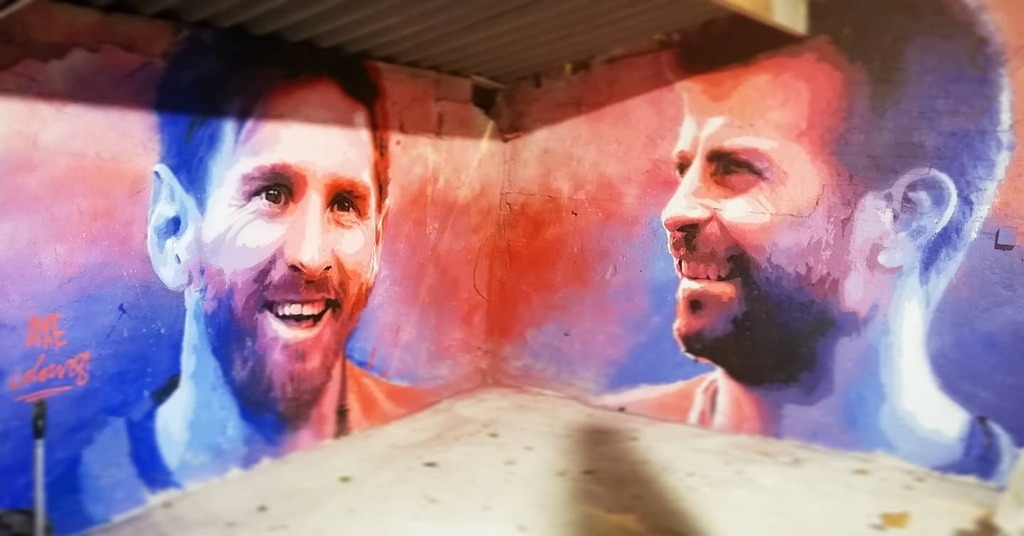 LEO MESSI ( <a href="/leomessi/">レオメッシー</a> ) i GERARD PIQUÉ ( <a href="/3gerardpique/">Gerard Piqué</a> )🔴🔵 Capitans del FCB streetart by @axe_colours a la Barça Store del REC d'Igualada 2019. 

#messi #leomessi #d10s #pique #gerardpiqué #fcb #blaugrana #barça #rec #igualada #mural #streetart #urba… instagr.am/p/CFSFCDtBMAF/