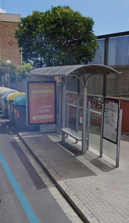 lhbarrisnord's tweet photo. No sempre ha estat així, FA ANYS a algunes parades de #LH  hi havia #𝗠𝗮𝗿𝗾𝘂𝗲𝘀𝗶𝗻𝗮. Per exemple, aquesta és la marquesina que hi HAVIA a la parada del CAP de #laTorrassa, on pujaven i baixaven molta gent gran per anar a veure al metge https://t.co/Sy4k1Y26fZ