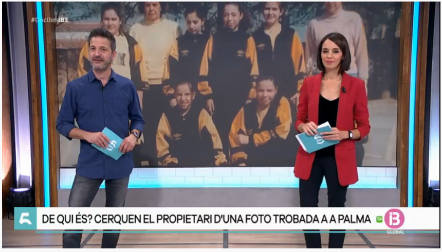 santamonicacole's tweet photo. @CincDiesIB3 Hola #CincDiesIB3.
Vàrem veure el tuit de @manuelareyesrey i vàrem començar la tasca de detectius pel grup de Whatsapp del personal de l'escola. Ja tenim el nom d'algunes alumnes i de la professora que surten a la fotografia.
https://t.co/lhHOkzsDdC https://t.co/sYDaAJpHdE