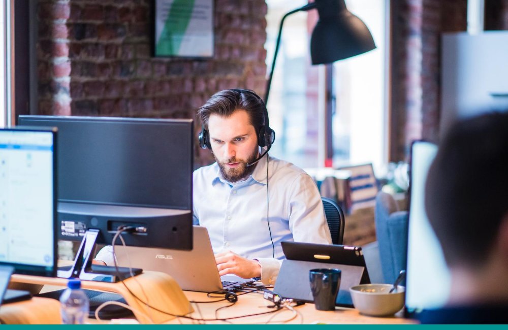 There are many benefits of hosted VoIP services! Take a look at this simple guide of 15 reasons why hosted VoIP is worth the investment- bit.ly/33JGcru
#HostedVoIP #VoIP #HostedPhoneSystem