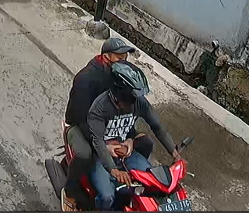 adya_genduts's tweet photo. Waspada pelaku kejahatan penjambretan.. korban adalah istri saya tkp di perumahan duta indah 15/09/2020 #jatimakmur #pondokgede #bekasi #Viral https://t.co/bIHIaNCvOn