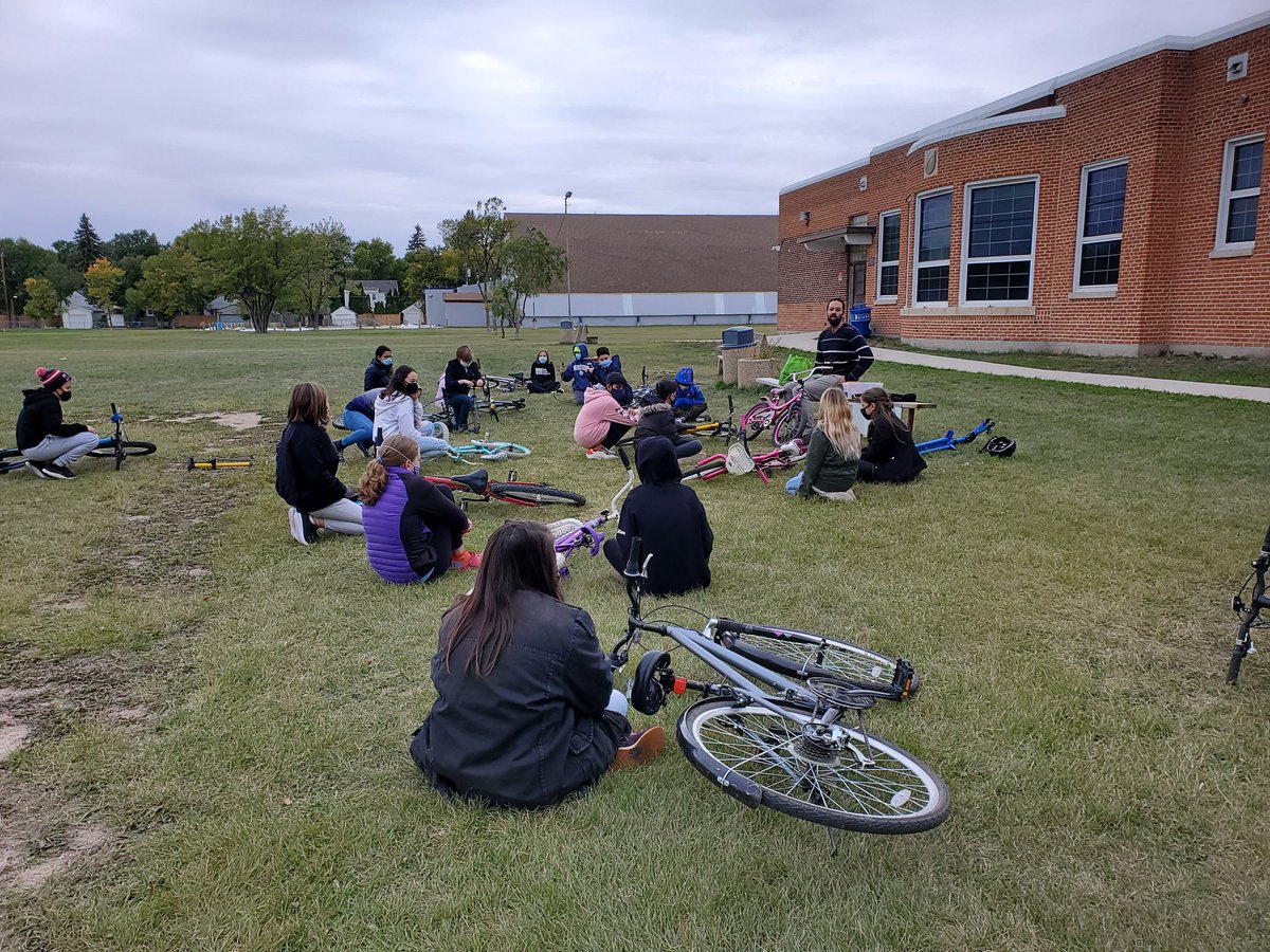 Some classes enjoyed a bike maintenance workshop with @thewrenchwpg this morning. They learned about tire and chain upkeep.🚴‍♂️🚴‍♀️🚲