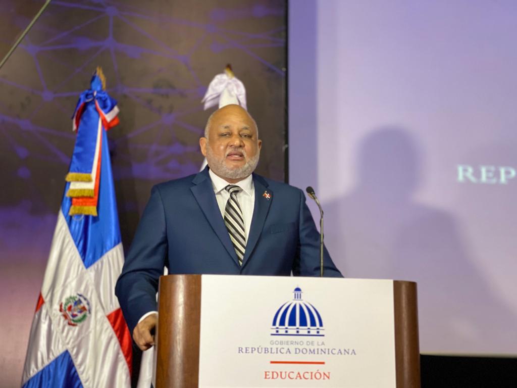EducacionRDo's tweet photo. El ministro de Educación, Dr Roberto Fulcar, indicó que es una complicada situación en la que se encuentra el país.

"La República Dominicana ha enfrentado con gallardía la pandemia del COVID-19, y aquí estamos mostrando la verdadera cara del magisterio nacional", expresó. https://t.co/UJRDyJdJZy