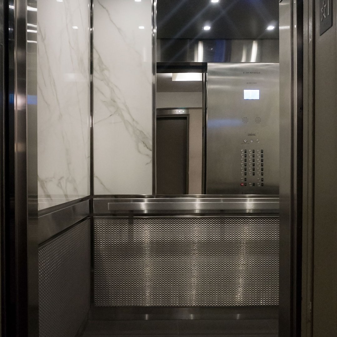 ucelevdesigns's tweet photo. Today's staff pick is 11 #RiversideDrive! The #elevators feature #beautiful combination of safety laminated #mirror,  #stunning #porcelain upper panels by @hgstones and #wiremesh lower panels by @CambridgeArch. The end result is an #elevator that is #modern and #elegant. https://t.co/CZzvmfE13Z