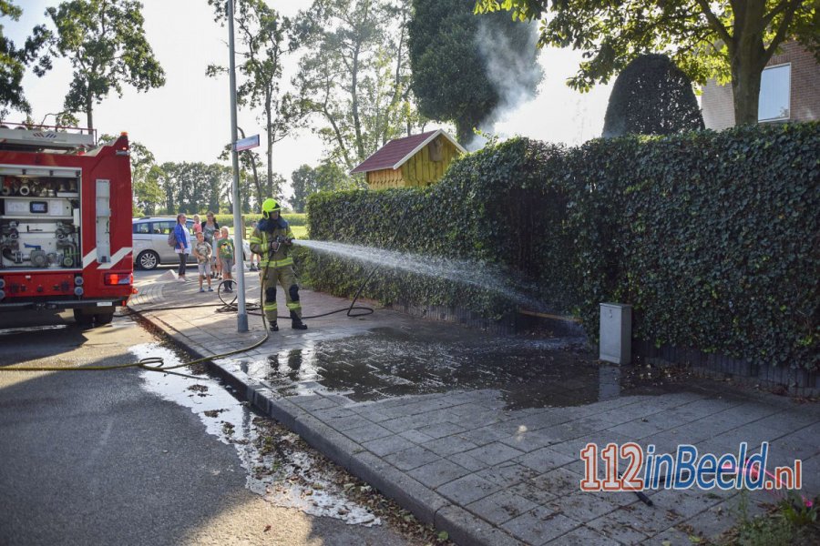 Tuinset en haag in brand bij woning in #Ederveen. 112 in Beeld.