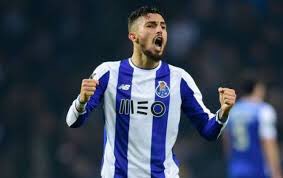 Erazzorcaptain's tweet photo. Suit à la blessure de Juan Bernat le PSG relance la piste Alex Telles 

#psg #paris #porto #actufoot #foot #actupsg #ligue1 #ligue1conforama #portugal #mercato #football #leonardo #tuchelout https://t.co/HQwtJyocRH