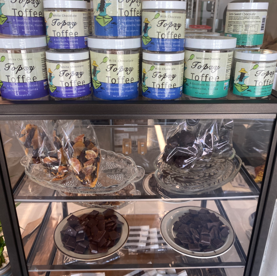 This week’s For The Beaches Feature is Makenu Chocolate! Makenu opened its doors in Atlantic Beach just a few weeks ago with the goal of bringing imported cocoa beans directly to customers in their “bean to bar” shop. Let's go be #forthebeaches at Makenu this week!