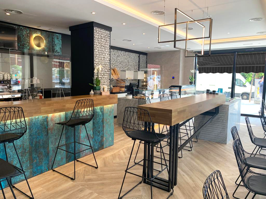 Os presentamos nuestro último proyecto, una pastelería cafetería donde volvemos a demostrar la variedad de materiales con los que trabajamos. En este pequeño adelanto podéis ver nuestras vitrinas revestidas en mármol, además de una isla para helados en la misma piedra.#diseño