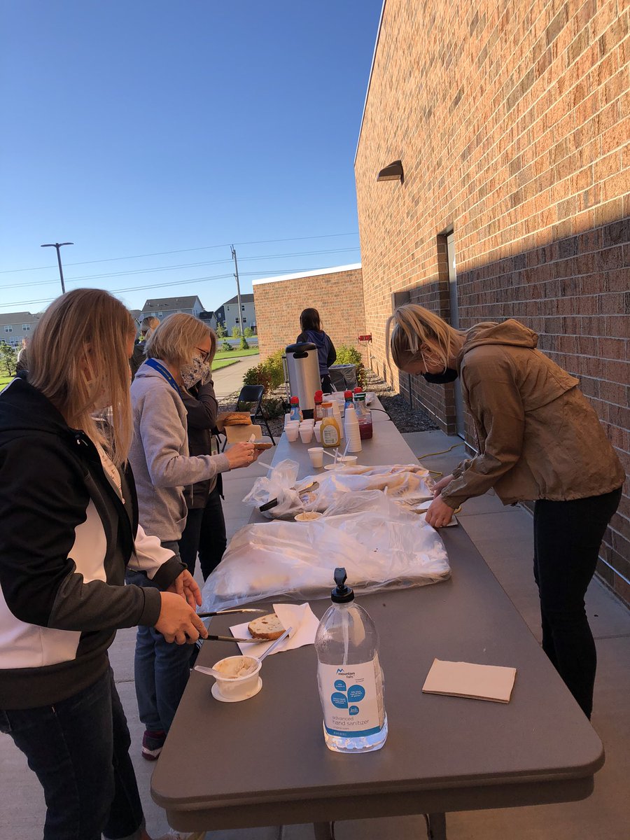 sheparddeb's tweet image. Celebrating a successful first week! Sunrise staff always rise to the occasion and shine!☀️ #brightfutures #AHSchools