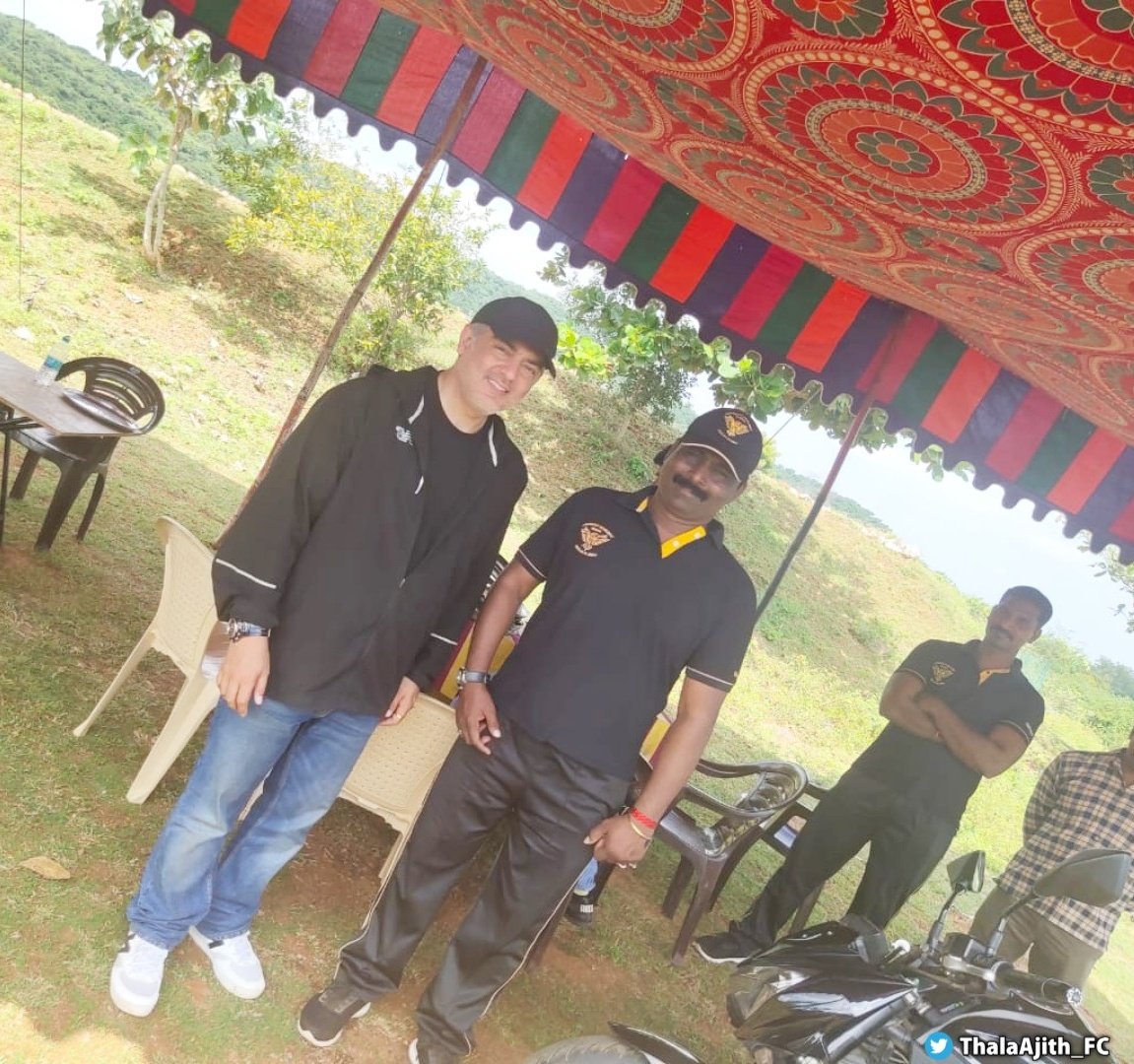 ThalaAjith_FC's tweet photo. Recent Unseen Pics Of THALA AJITH With KanchiPuram Police Force Team..😎🤘🏻

#Valimai | #ThalaAJITH https://t.co/51T976k1Z7