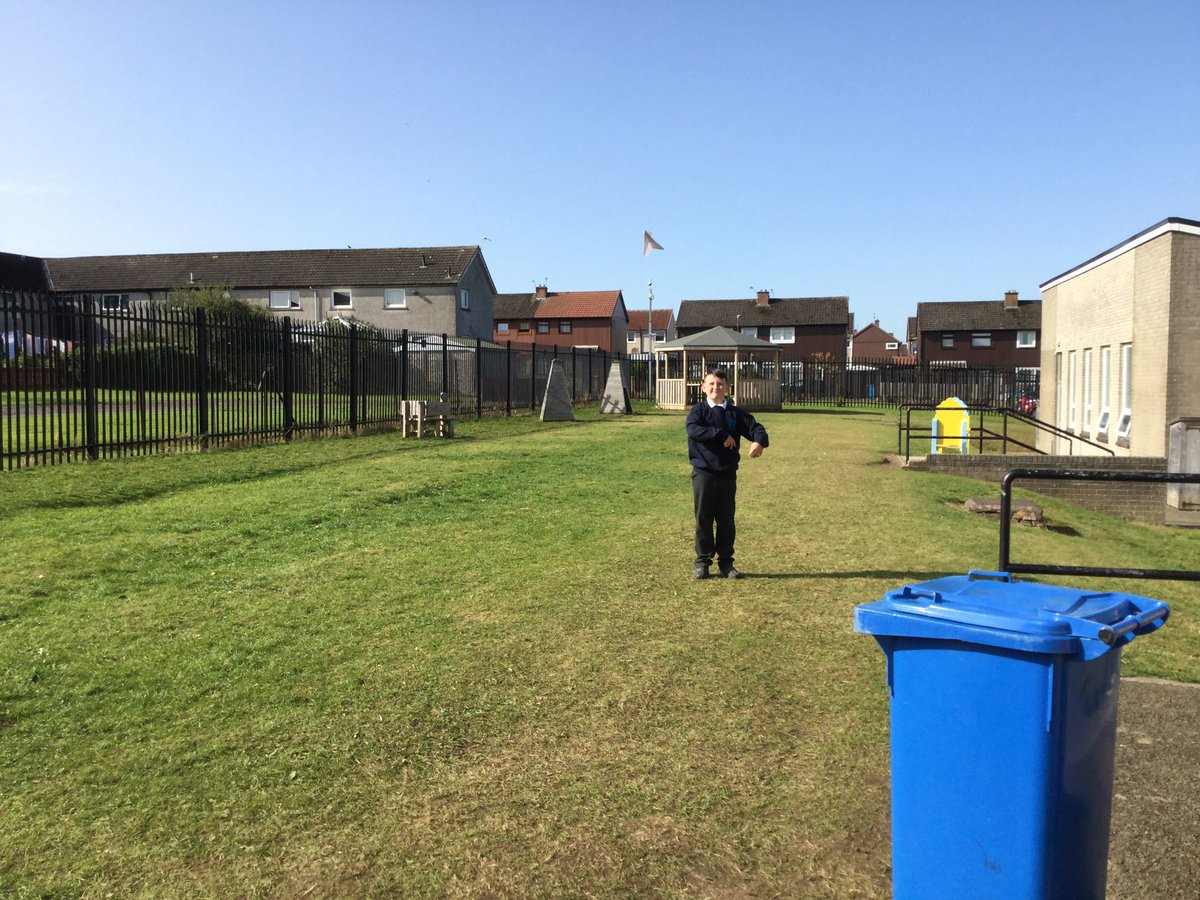 whitdale_ps's tweet photo. Outdoor fun in the sun for P5C at golden time today ☀️☀️☀️#stillsummer #paperplanes #holidayweekendmood https://t.co/YokQqvVD95