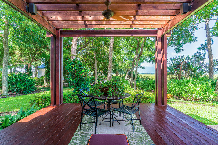 This riverside estate in Savannah, GA is the perfect place to call home – a sense of serenity assails you from the privately-gated entrance of the community right to the front door. Previews held daily by Appt from 12-5pm ET, until luxury auction on Oct 8! ow.ly/Y5rW50BmlwZ