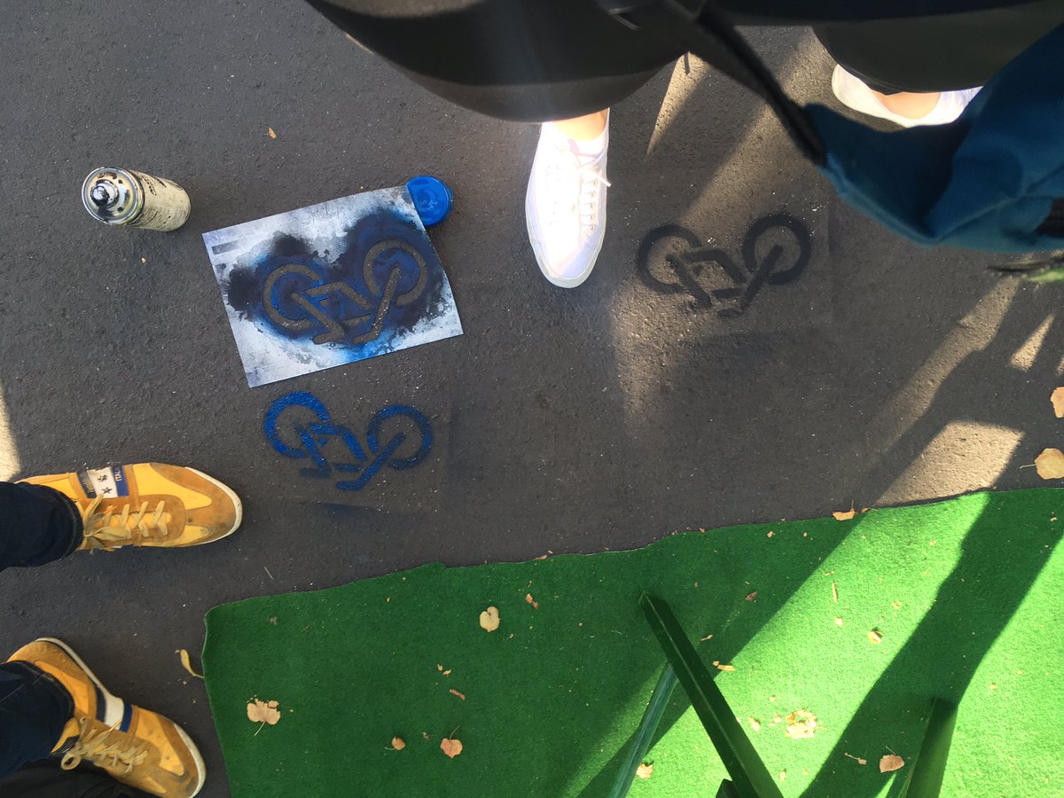 izzyBerlijn's tweet photo. Streetartkünstlerin werde ich in diesem Leben nicht mehr. Aber die Vorlage von @KatjaTaeubert ist bestimmt schon in 4. Jahr im Einsatz ☺️🚲💚🙏🏻 #parkingday https://t.co/S2mfnSQD1T