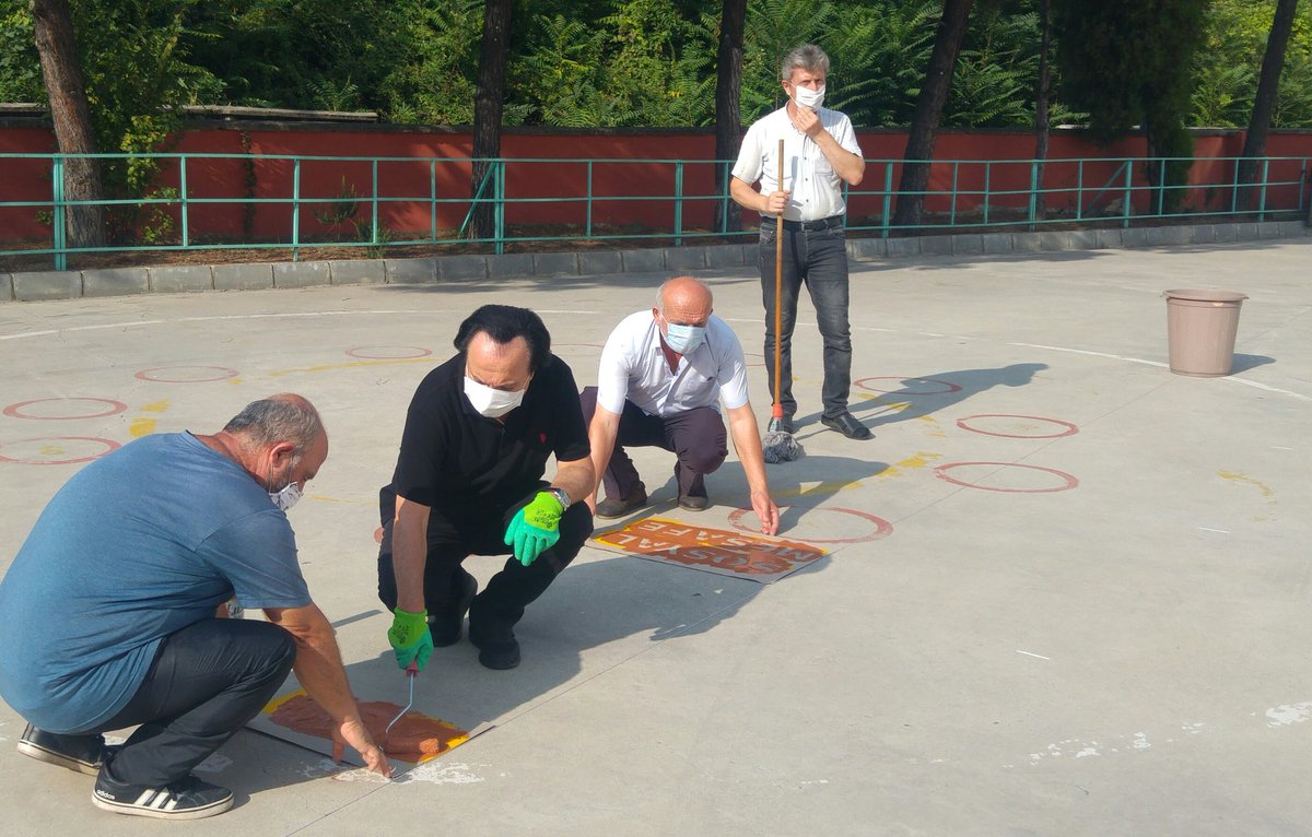 BAHCEMIZDEKI SOSYAL MESAFE ISARETLERINI BOYAMA ISI DE  BITTI..