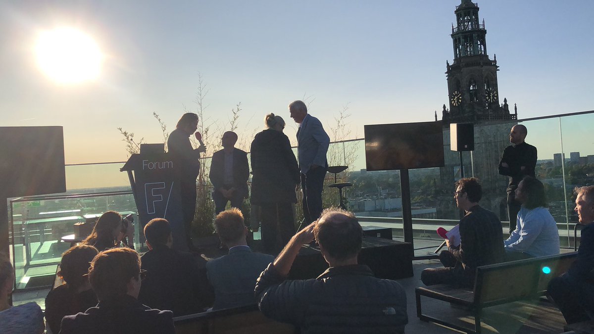 GroningerKerken's tweet image. Stadsbouwmeester Jeroen de Willigen deelt twee prijzen uit en een aan ons #SOGK @dvda050 - prijs voor de opdrachtgever - de GROP -