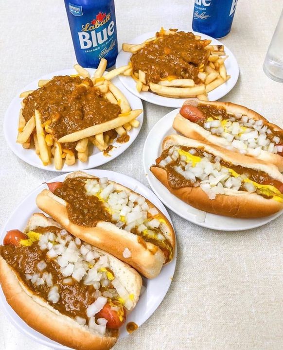 Alright #Detroiters, let's settle this once and for all. 🌭 🌭 

RT to vote for Lafayette
Favorite to vote for American 

📸 The Detroit Diet