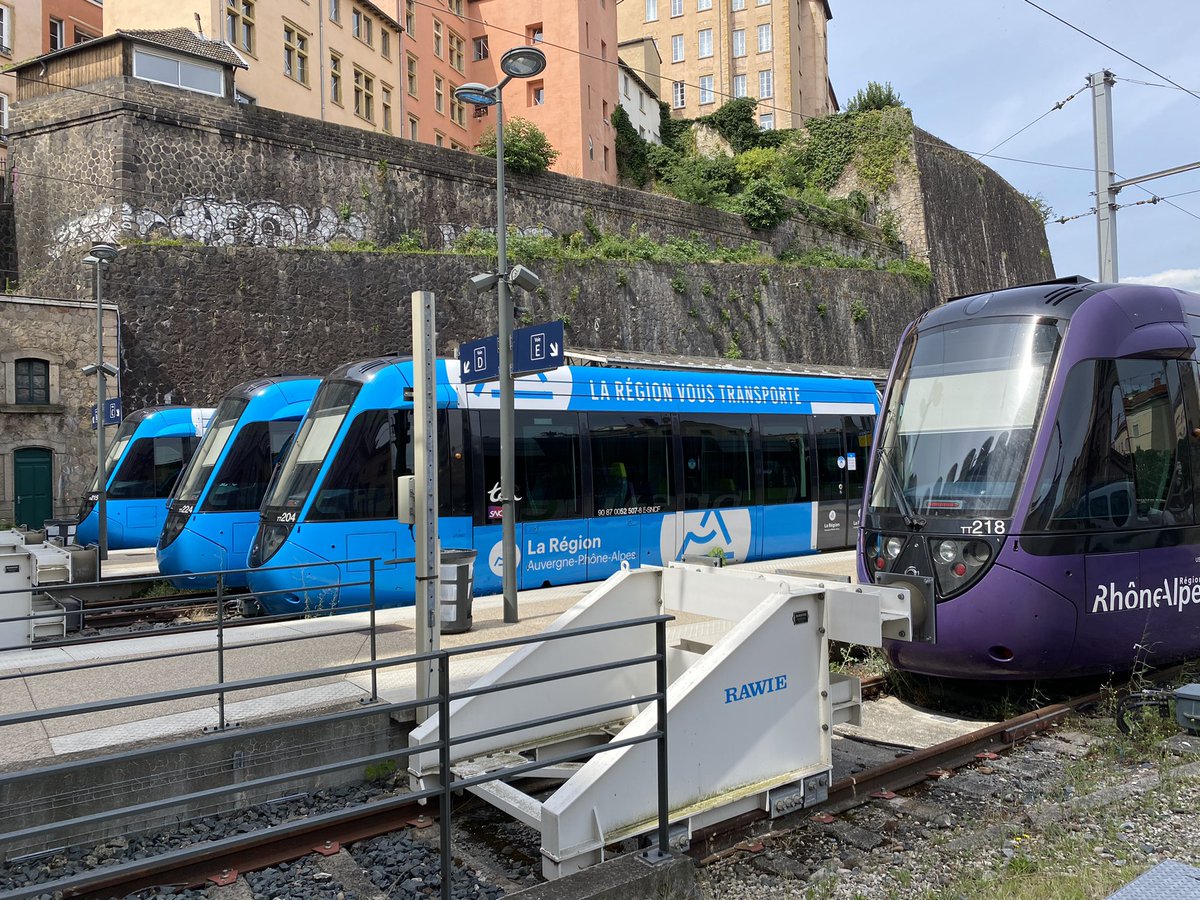 LyonUrbanRail's tweet photo. Les rames #Dualis du tram-train de l’Ouest Lyonnais en gare de Lyon-Saint-Paul. #tram #train #lyon #rer #aura (Photo @LyonUrbanRail) https://t.co/zdP0cVlnR7