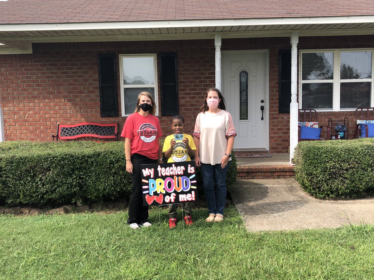 KristinGrider2's tweet photo. @CMcConnell123 and I celebrated our remote students of the week today with a yard sign and free pizza!!! Seeing their faces light up made our entire week! Thanks to Pie Factory for the donation!!! Thank you @bamaasc for the design work! @hpelem https://t.co/CrdyUueU5H
