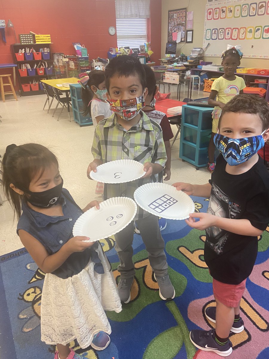lauren_blaker's tweet photo. Reviewing numbers 0-5 is fun with some kinesthetic learning!! #AKPK  #thebestatACS https://t.co/SensWFb4Gs