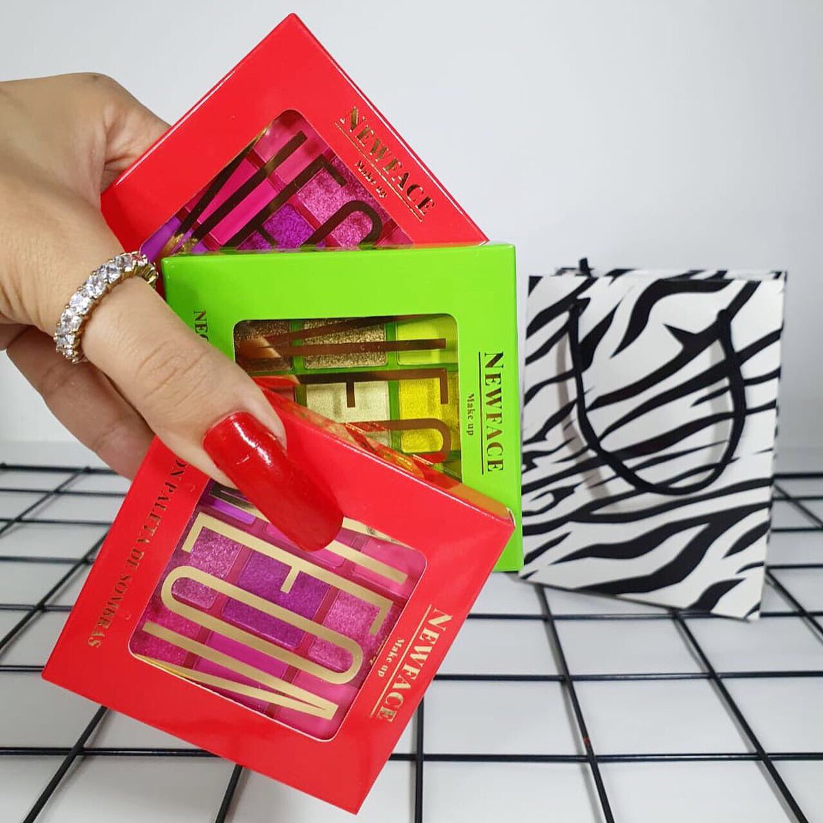 storesweaty's tweet photo. reposição das nossas queridas paletas neon da new face, a paleta mais vendida e conhecida da #swstore, adquira já a sua por apenas $20 neste fim de semana! https://t.co/4jG8tCdtB9