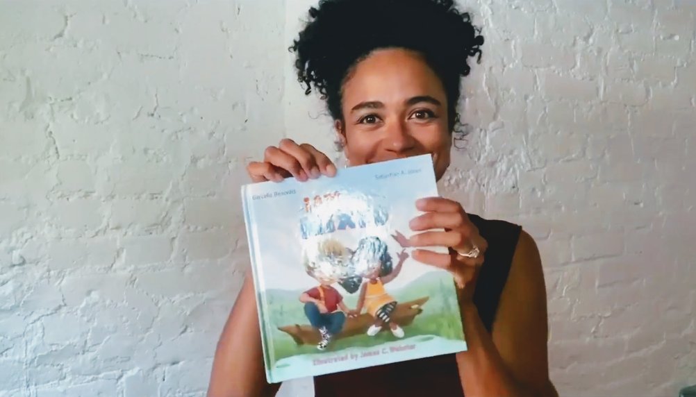 guiss89's tweet image. #laurenridloff #livefromthelibrary #DeafAwarenessMonth ❤️❤️