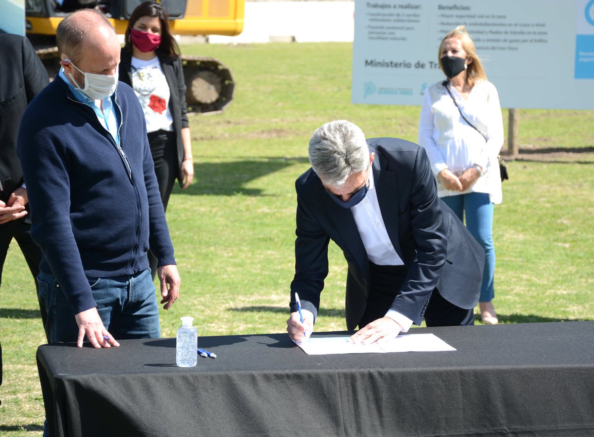 minsaurralde's tweet photo. Estas importantes obras impulsadas por decisión de @alferdez generarán más fuentes de trabajo y mayor comodidad y seguridad para nuestros vecinos y vecinas, en tanto que el paso bajo nivel mejorará la circulación en un cruce de vía por el que pasan más de 8 mil autos por día. https://t.co/n0tFjNCATy