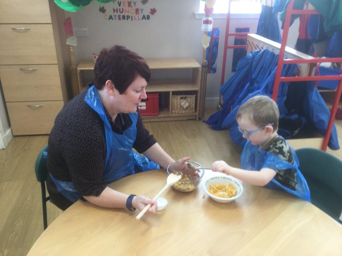 AirthNursery's tweet photo. We counted how many spoonfuls of cornflakes we needed to put into our melted chocolate and stirred them until they were covered in chocolate 🧑‍🍳👨‍🍳
We couldn’t wait to take them home to eat 😋⁦@airthprimary⁩ #juniormasterchefs https://t.co/CCfBc9xG70