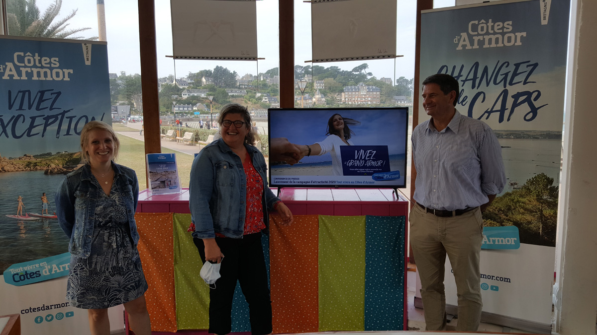 A @PerrosGuirec22 aujourd’hui conférence de presse pour le lancement de la campagne d’attractivité Tout vivre en Côtes d’Armor. Une saison 2020, qui invite les franciliens à venir "Vivre le Grand Armor".
#faiteslarmor <a href="/CAD22_Nadege/">Nadège DURAND</a>