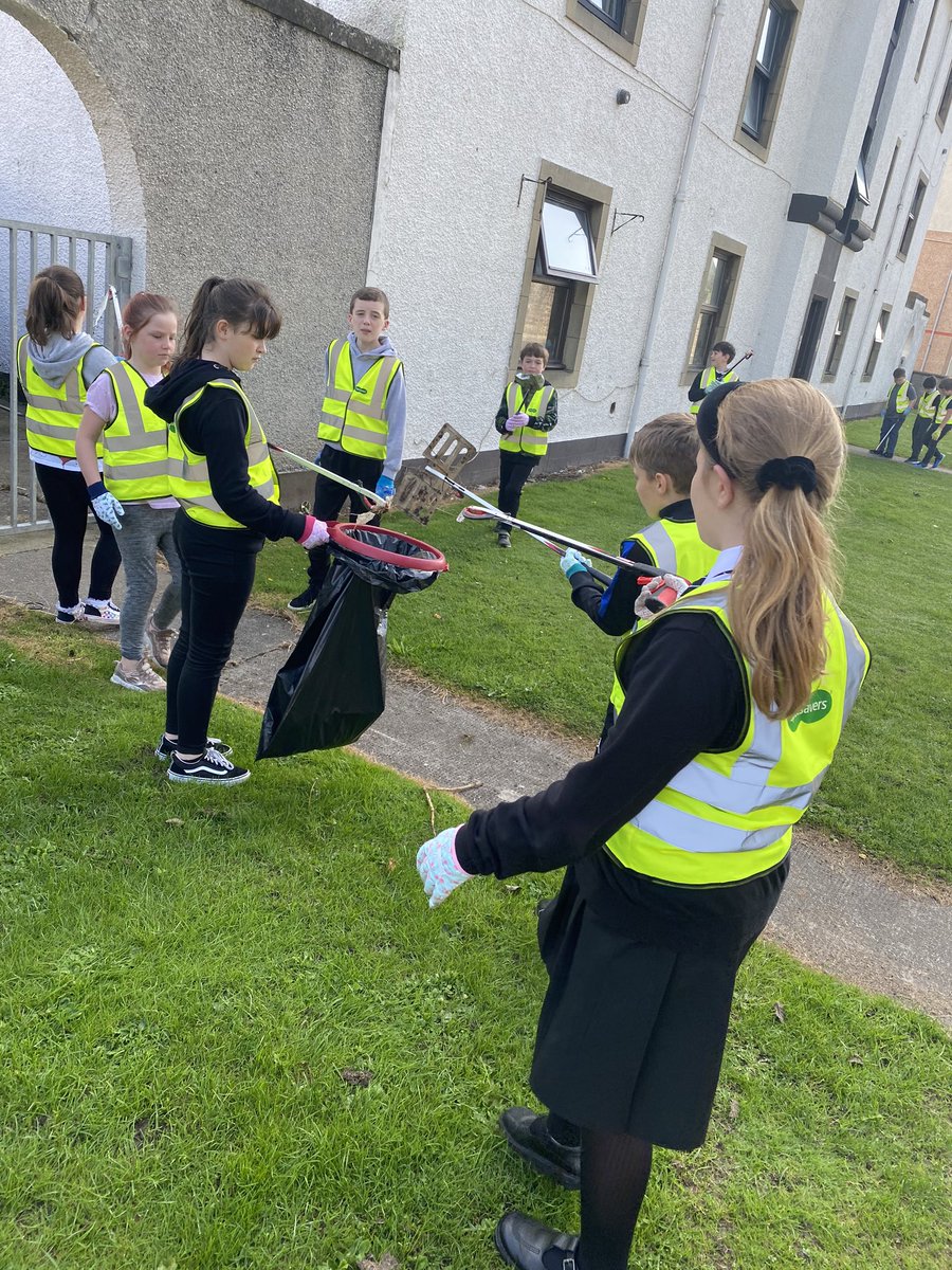 LadyloanPS's tweet photo. Our P6 #MarineLitterChampions did a great job today on their local litter pick to help get the Great Angus Beach Clean started again this year (happening this weekend). We picked 6 bags of rubbish, including 7 disposable masks π·π« #GreatABC2020 #getinvolved ππΌ @TurnPlasticTide https://t.co/vbAfOageeN