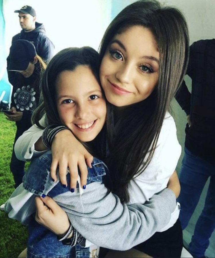 karolsthrowback's tweet photo. September 18, 2016: @karolsevilla with fans at #SpringRoller https://t.co/geUbbprBGd