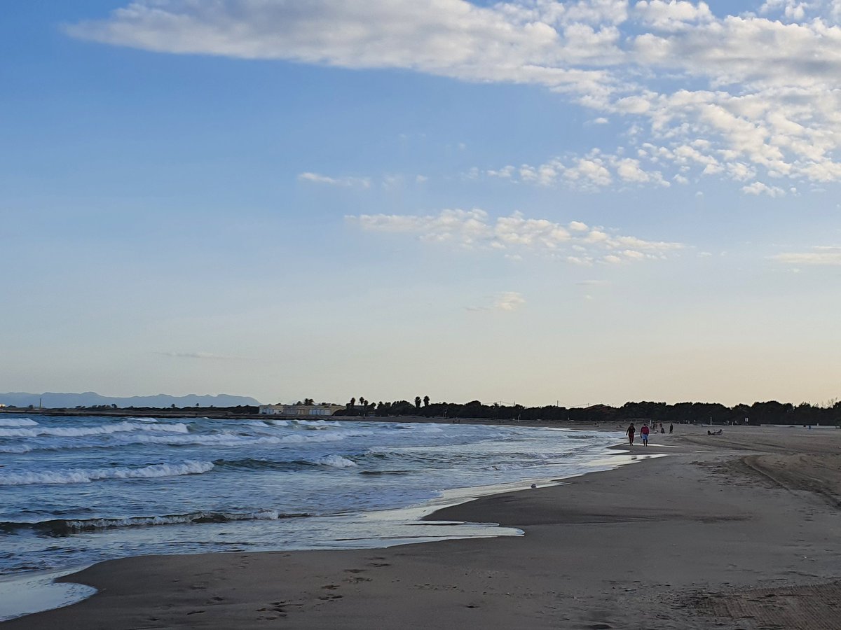 XtinaMoreno's tweet photo. Después de oír a una NoPresidenta era necesario venir aquí para poder terminar bien la semana #PlayasDeValencia #Pinedo https://t.co/ooFf4jXy26