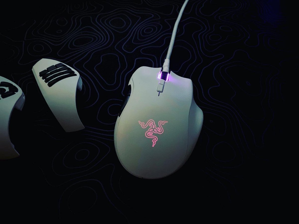 nxtfkb's tweet photo. Just finished this white Razer Naga! Looks so clean and also has a glow in the dark cable 👀 https://t.co/sRE5N0PPJy