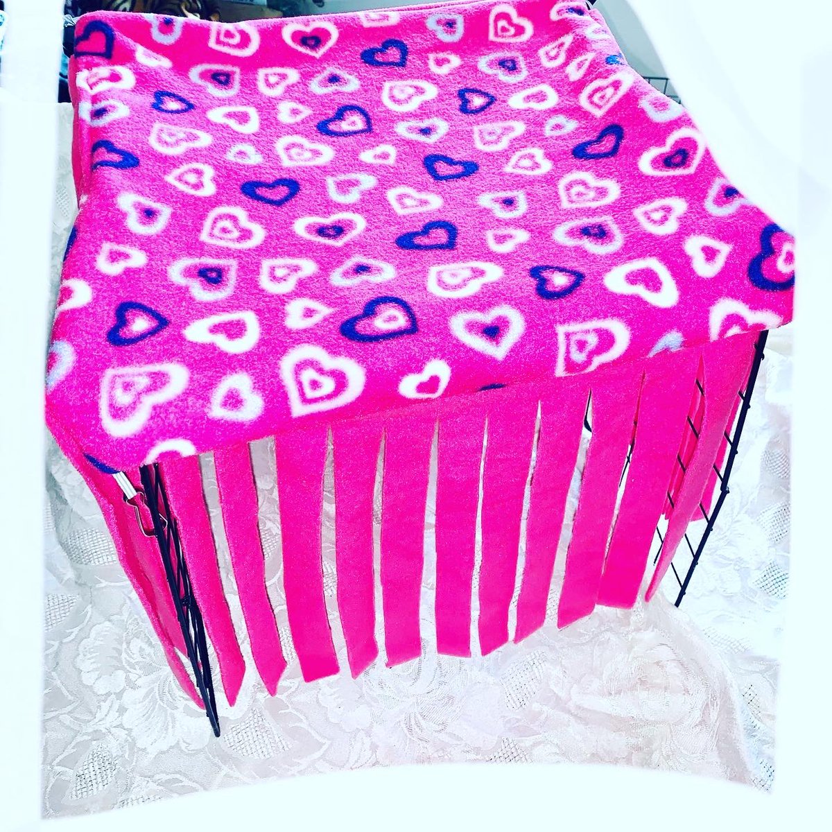 SnugglePets's tweet image. Today’s orders going out to some much loved furbabies.  🥰🐾🐾 
A 4 sided Guinea Pig/small pet Hidey Jungle
A Corner Guinea Pig/small pet hidey jungle 
2 kitten/cat Halloween bandanas. 
🥰🐾🐾
@GoodVetPetGuide   @TheGoodDogGuide  @FreeFurFun