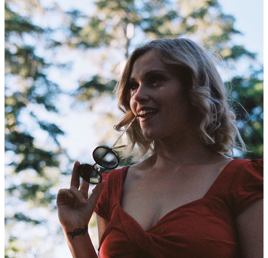 PHOTO | elizajaneface: “Me when I see the pizza delivery person pulling into the driveway” #ElizaTaylor #The100