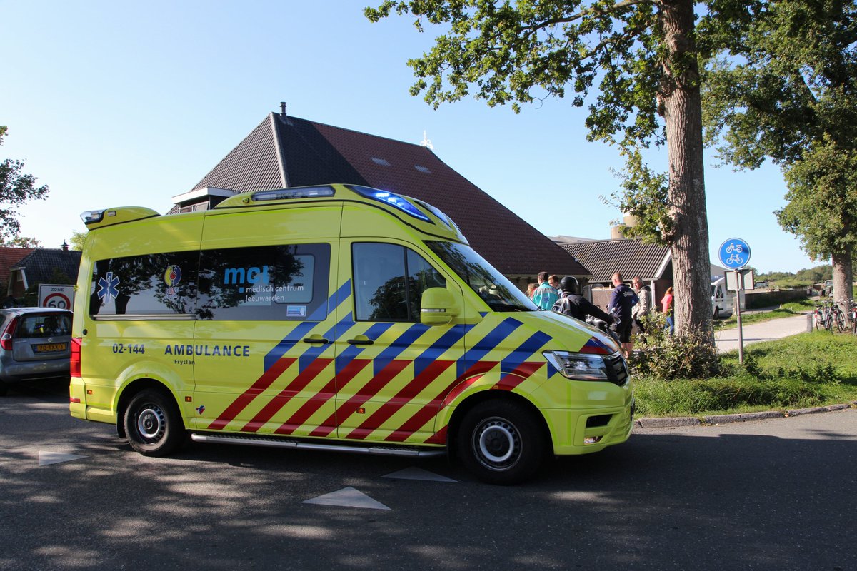Scooterrijder gewond bij botsing in Terwispel -.